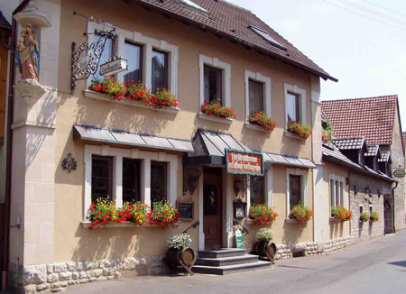 Außenansicht des Gasthofs mit Blumenkästen an den Fenstern